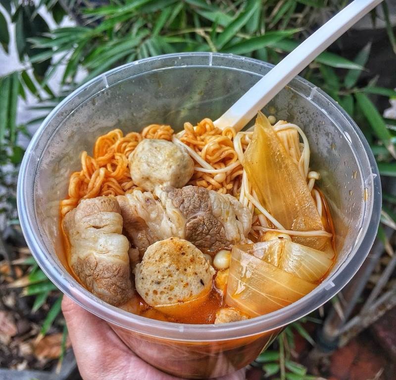 Mùa đông đến cũng là lúc các loại lẩu cốc lại gây sốt, giá rẻ chỉ từ 18.000 đồng mà tràn ngập topping-8