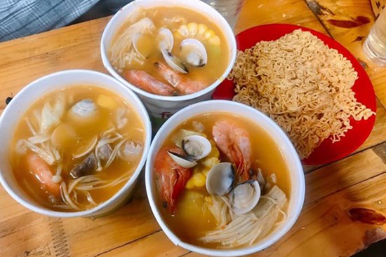 Mùa đông đến cũng là lúc các loại lẩu cốc lại 