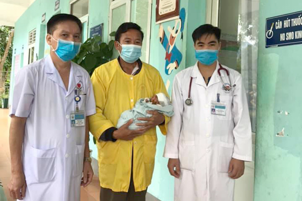 Bé trai đóng vảy như da cá ở Hà Giang được xuất viện-1