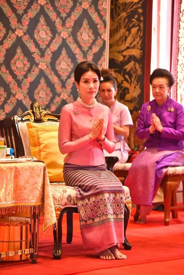 Chỉ bằng cử chỉ đầy tinh tế được trông thấy liên tục thời gian qua, Hoàng quý phi Thái Lan đã ghi điểm tuyệt đối trong lòng dân chúng-2