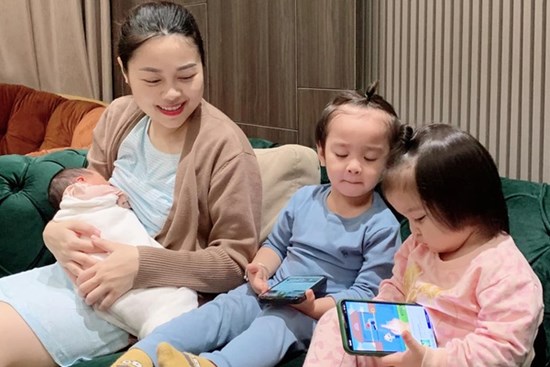 Tưởng hot mom Hằng Túi hiện đại, hóa ra mẹ 5 con kiêng cữ kiểu truyền thống, 7 ngày không gội đầu