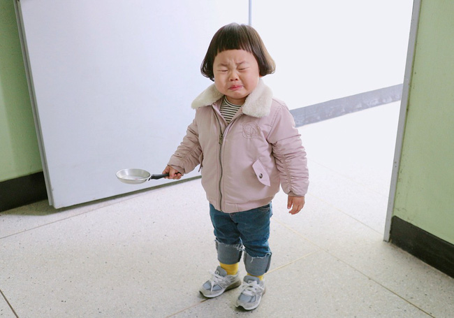 Con gào khóc ăn vạ dỗ mãi không nín, mẹ dùng chiêu gậy ông đập lưng ông bé nín ngay lập tức-1