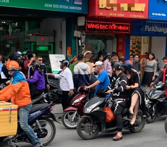 Nam thanh niên táo tợn cầm dao lao vào cướp tiệm vàng giữa ban ngày ở Hà Nội-2