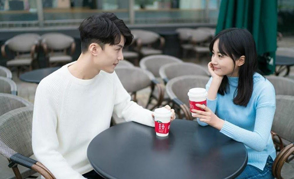 Lấy chồng 6 múi, đêm tân hôn tôi khóc nghẹn nhìn anh bất lực với nắm thuốc trên tay-1