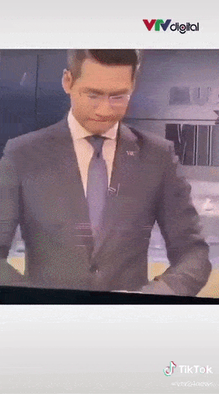 VTV hé lộ cảnh hậu trường dữ dội hơn trên sóng khi BTV Tuấn Dương phải tự đấm tay lấy lại bình tĩnh sau cơn nghẹn ngào mới tiếp tục được chương trình-3