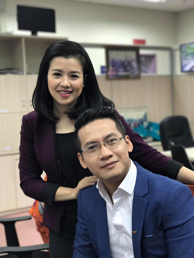 VTV hé lộ cảnh hậu trường dữ dội hơn trên sóng khi BTV Tuấn Dương phải tự đấm tay lấy lại bình tĩnh sau cơn nghẹn ngào mới tiếp tục được chương trình-4