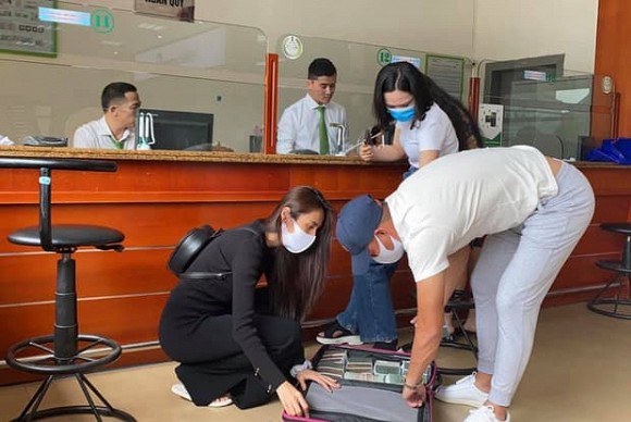 Công Vinh gây xúc động mạnh với câu nói vô cùng ý nghĩa: Đây là tiền của người dân cả nước gửi cho nhân dân miền Trung-1