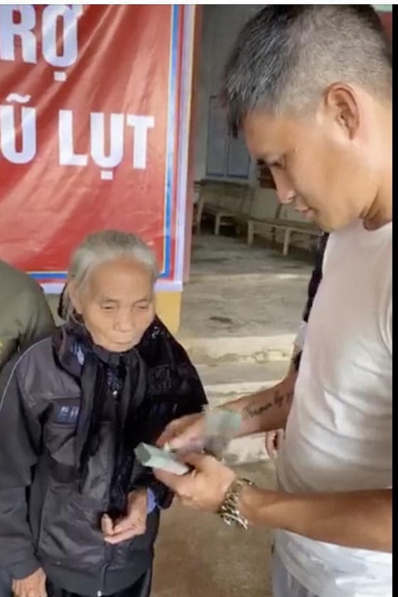 Công Vinh gây xúc động mạnh với câu nói vô cùng ý nghĩa: Đây là tiền của người dân cả nước gửi cho nhân dân miền Trung-4