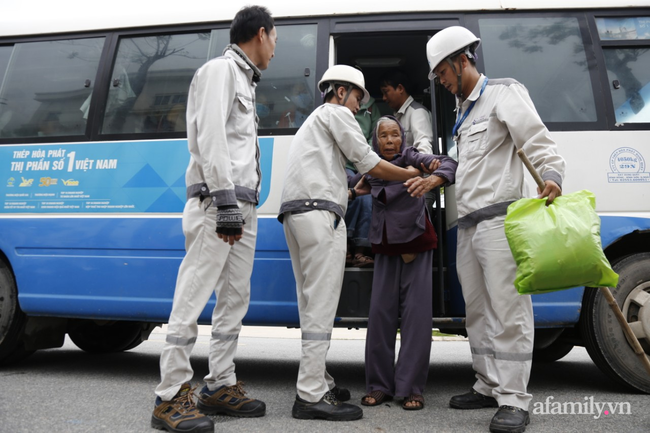 CẬN CẢNH TỪ TÂM BÃO: Hàng nghìn người dân Quảng Ngãi được sơ tán tới nơi an toàn, ưu tiên người già và trẻ nhỏ-2