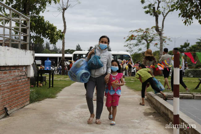CẬN CẢNH TỪ TÂM BÃO: Hàng nghìn người dân Quảng Ngãi được sơ tán tới nơi an toàn, ưu tiên người già và trẻ nhỏ-3