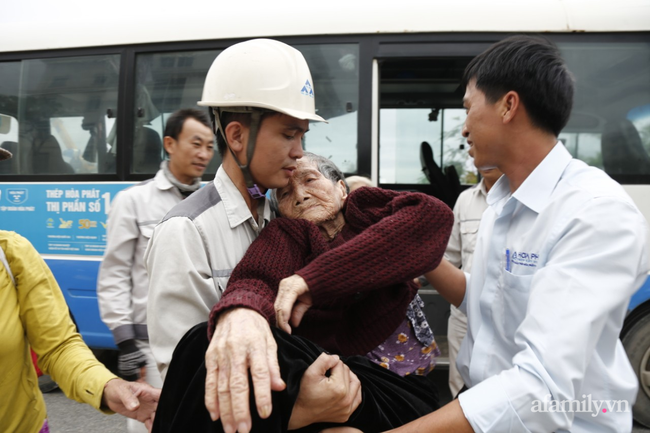 CẬN CẢNH TỪ TÂM BÃO: Hàng nghìn người dân Quảng Ngãi được sơ tán tới nơi an toàn, ưu tiên người già và trẻ nhỏ-5