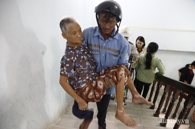CẬN CẢNH TỪ TÂM BÃO: Hàng nghìn người dân Quảng Ngãi được sơ tán tới nơi an toàn, ưu tiên người già và trẻ nhỏ-6