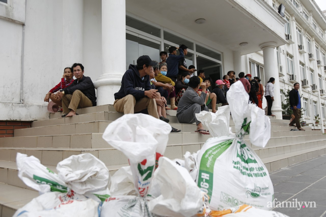 CẬN CẢNH TỪ TÂM BÃO: Hàng nghìn người dân Quảng Ngãi được sơ tán tới nơi an toàn, ưu tiên người già và trẻ nhỏ-7