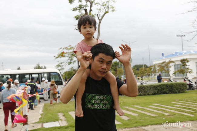 CẬN CẢNH TỪ TÂM BÃO: Hàng nghìn người dân Quảng Ngãi được sơ tán tới nơi an toàn, ưu tiên người già và trẻ nhỏ-9