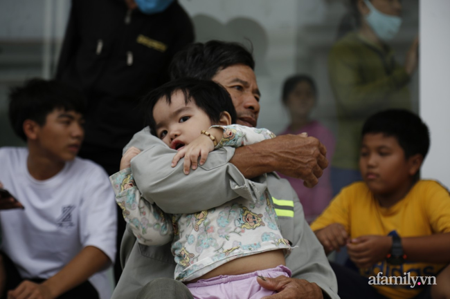 CẬN CẢNH TỪ TÂM BÃO: Hàng nghìn người dân Quảng Ngãi được sơ tán tới nơi an toàn, ưu tiên người già và trẻ nhỏ-10