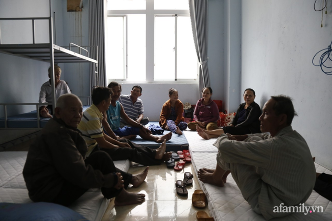 CẬN CẢNH TỪ TÂM BÃO: Hàng nghìn người dân Quảng Ngãi được sơ tán tới nơi an toàn, ưu tiên người già và trẻ nhỏ-11