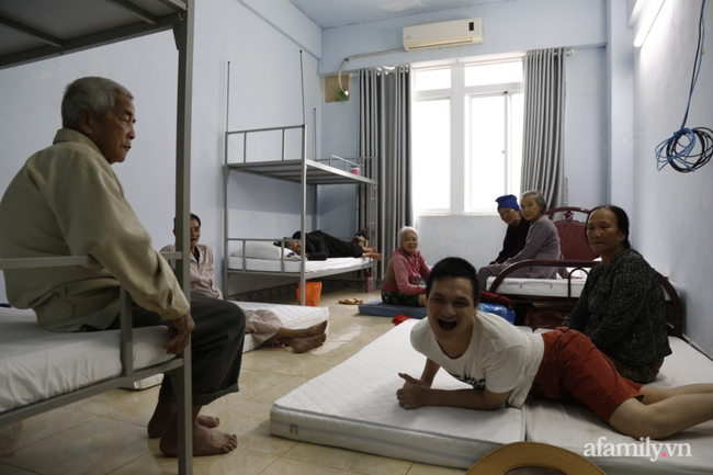 CẬN CẢNH TỪ TÂM BÃO: Hàng nghìn người dân Quảng Ngãi được sơ tán tới nơi an toàn, ưu tiên người già và trẻ nhỏ-12