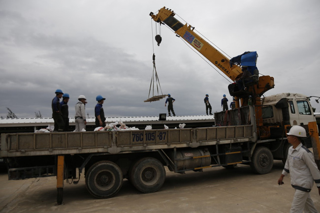 CẬN CẢNH TỪ TÂM BÃO: Hàng nghìn người dân Quảng Ngãi được sơ tán tới nơi an toàn, ưu tiên người già và trẻ nhỏ-18