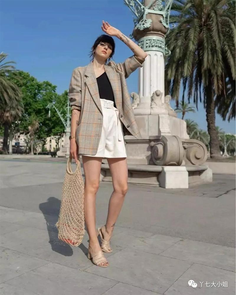 Trời se lạnh chưa biết mặc gì vừa đẹp vừa chất thì bạn hãy diện áo blazer và quần short là có ngay outfit 10 điểm-2