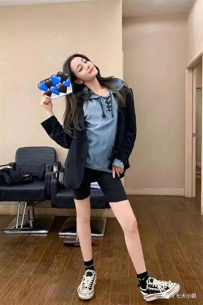 Trời se lạnh chưa biết mặc gì vừa đẹp vừa chất thì bạn hãy diện áo blazer và quần short là có ngay outfit 10 điểm-6