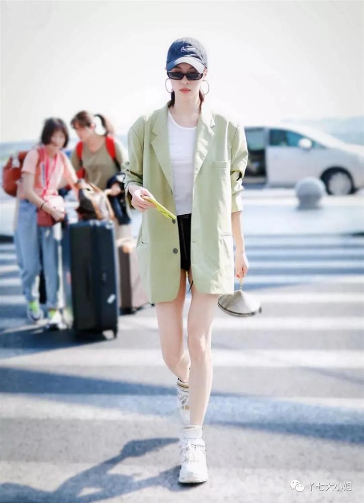 Trời se lạnh chưa biết mặc gì vừa đẹp vừa chất thì bạn hãy diện áo blazer và quần short là có ngay outfit 10 điểm-8