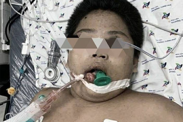 Kinh hoàng bé lộn cổ rồi chìm nghỉm dưới bồn nước dù mẹ đứng ngay bên cạnh - Cha mẹ đừng dùng loại phao này cho con kẻo hối hận-3