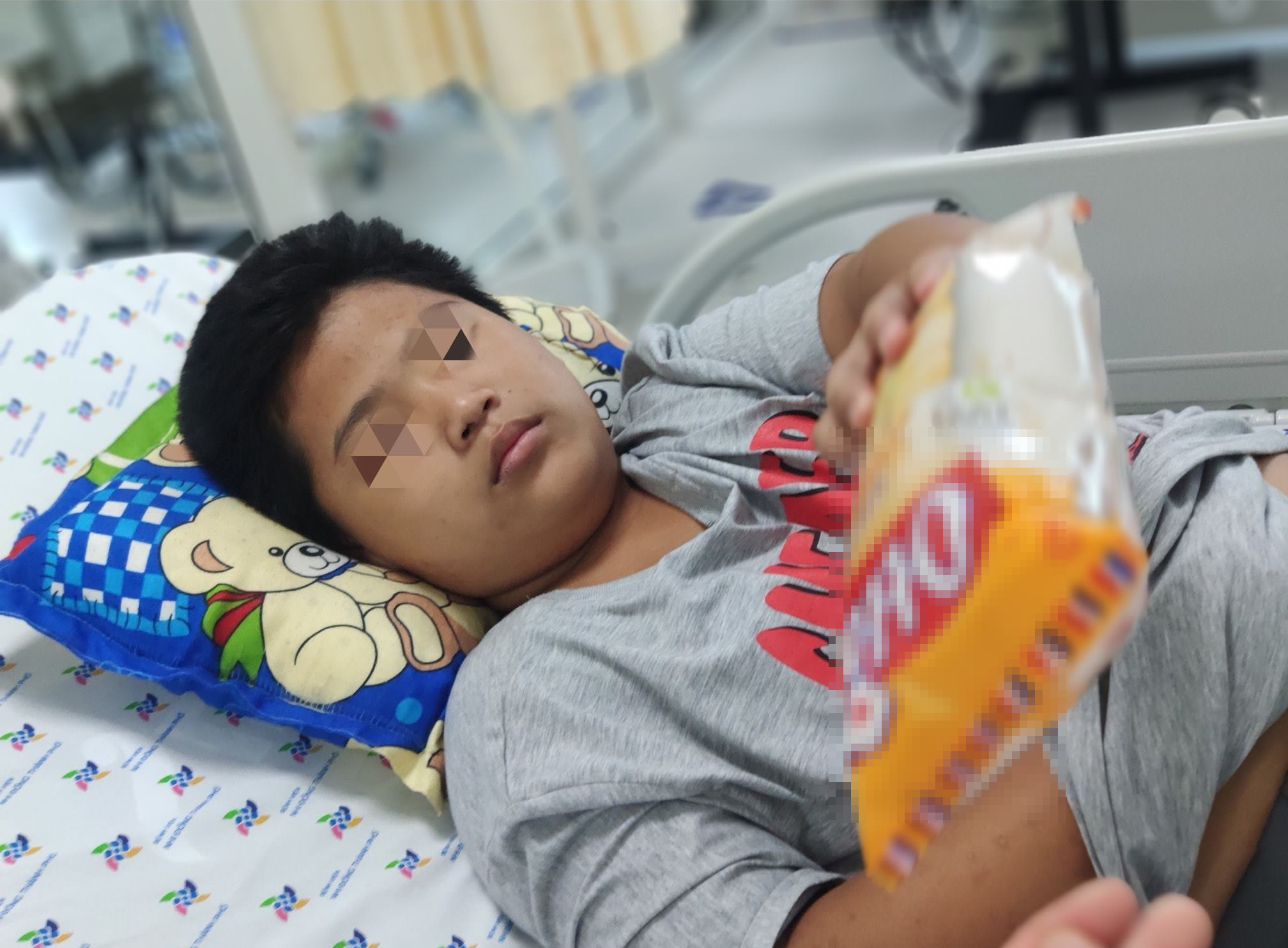 Bị bạn liên tục nhấn nước khi đi bơi tại hồ bơi, bé trai 14 tuổi nhập viện nguy kịch: Tím tái, không thở được-3