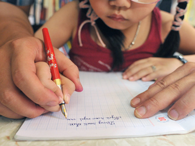 Con cứ ngủ được 1 giờ lại có biểu hiện hoảng loạn bất thường, tay chân run lẩy bẩy, mẹ hối hận vì bắt con học chữ trước-1