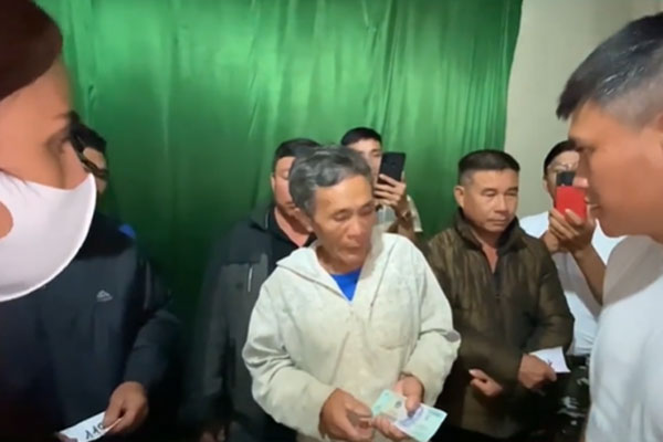 Em ruột Công Vinh nói gì khi Thủy Tiên bất chấp nguy hiểm đi làm từ thiện?-5