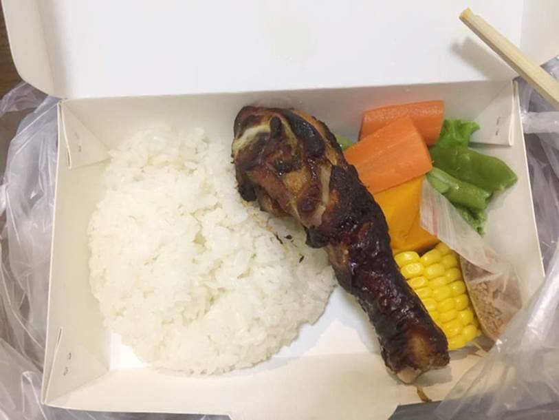 Đặt mua cơm gà nướng mật ong hấp dẫn, cô gái trẻ sầu hết cả lòng khi nhận về chiếc đùi gà đen nhẻm, cong queo-2