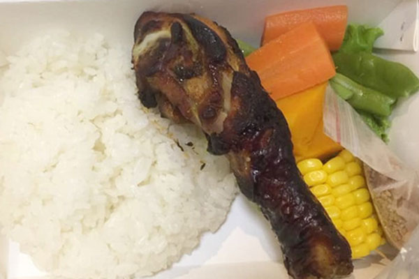 Cộng đồng mạng xôn xao với cảnh tượng đám đông hò reo giục cô gái đi trên đống than đỏ rực, kết quả khiến ai cũng bất ngờ lẫn tranh cãi-3