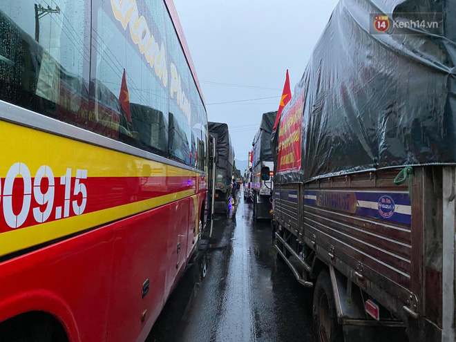 Bão số 9 đổ bộ: Gió giật mạnh ở Quảng Ngãi, đã có nhà bị tốc mái; phong toả một phần Quốc lộ 1A khiến hàng trăm xe ùn tắc-11