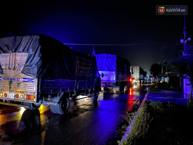 Bão số 9 đổ bộ: Gió giật mạnh ở Quảng Ngãi, đã có nhà bị tốc mái; phong toả một phần Quốc lộ 1A khiến hàng trăm xe ùn tắc-8