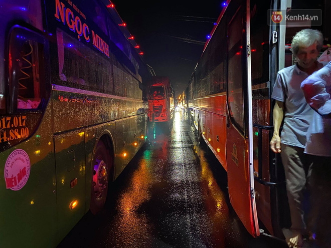 Bão số 9 đổ bộ: Gió giật mạnh ở Quảng Ngãi, đã có nhà bị tốc mái; phong toả một phần Quốc lộ 1A khiến hàng trăm xe ùn tắc-9