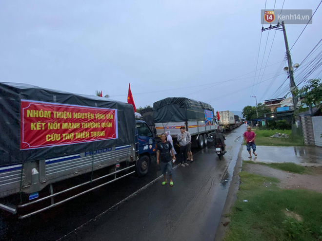 Bão số 9 đổ bộ: Gió giật mạnh ở Quảng Ngãi, đã có nhà bị tốc mái; phong toả một phần Quốc lộ 1A khiến hàng trăm xe ùn tắc-13