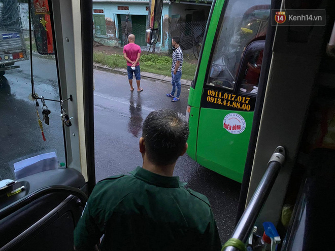 Bão số 9 đổ bộ: Gió giật mạnh ở Quảng Ngãi, đã có nhà bị tốc mái; phong toả một phần Quốc lộ 1A khiến hàng trăm xe ùn tắc-14