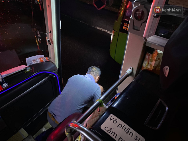 Bão số 9 đổ bộ: Gió giật mạnh ở Quảng Ngãi, đã có nhà bị tốc mái; phong toả một phần Quốc lộ 1A khiến hàng trăm xe ùn tắc-15