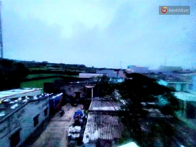 Bão số 9 đổ bộ: Gió giật mạnh ở Quảng Ngãi, đã có nhà bị tốc mái; phong toả một phần Quốc lộ 1A khiến hàng trăm xe ùn tắc-17