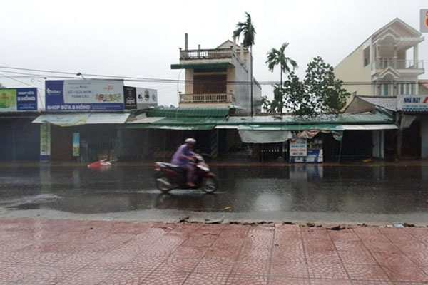 Clip: Bão số 9 áp sát, biển Quảng Ngãi dậy sóng cả bầu trời u ám-3