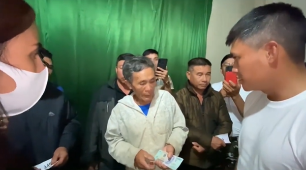 Thủy Tiên trao tại chỗ 200 triệu đồng cho một người dân mất trắng tài sản sau lũ-1