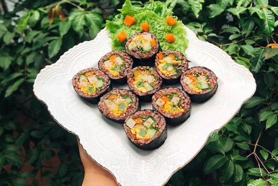 Thèm cơm nhưng lại lo ăn vào sẽ béo? Món kimbap này giúp chị em 