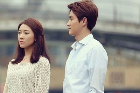 Chồng vừa đi thăm bố vợ ốm về thì chết điếng khi vợ đặt vào tay túi hành lý và đơn ly hôn, câu nói 