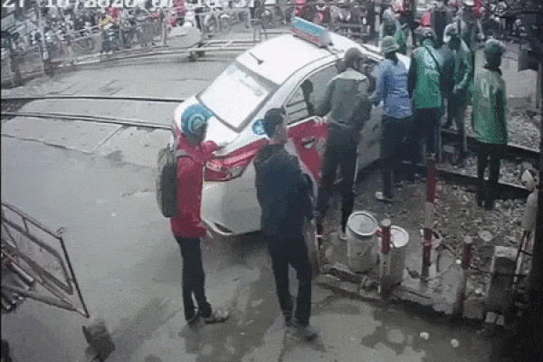Clip: Cố lao qua rào chắn, taxi bị mắc kẹt trên đường ray, người dân tá hoá giải cứu - 2 phút căng thẳng cao độ