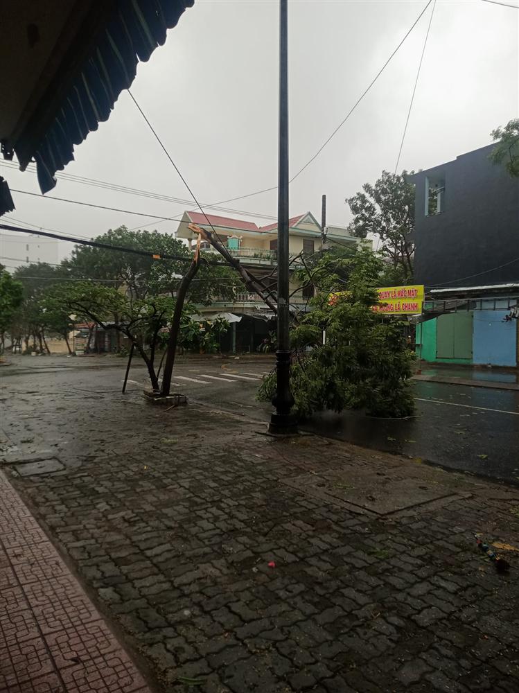 Clip: Bão số 9 áp sát, biển Quảng Ngãi dậy sóng cả bầu trời u ám-1