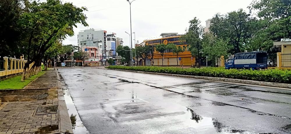 Clip: Bão số 9 áp sát, biển Quảng Ngãi dậy sóng cả bầu trời u ám-2