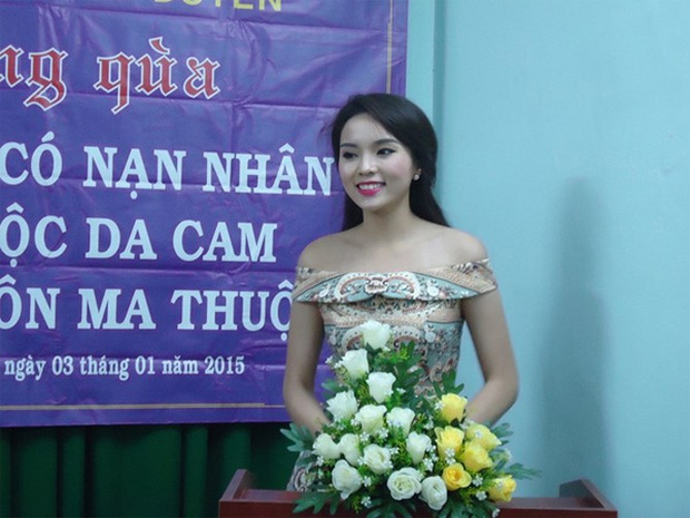 Sao Việt bị ném đá vì chuyện ăn mặc khi đi từ thiện: Người hở ngực, hở mông, người lại lên đồ như đi club-8
