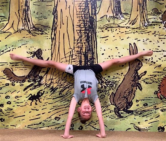 Nhảy trên tấm bạt lò xò, bé gái 13 tuổi bị liệt nửa thân dưới do đột quỵ-1