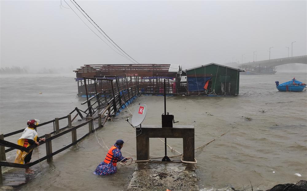 KHẨN CẤP: Đường dây nóng, số điện thoại cứu nạn người dân vùng tâm bão Quảng Ngãi cần lưu ý-1