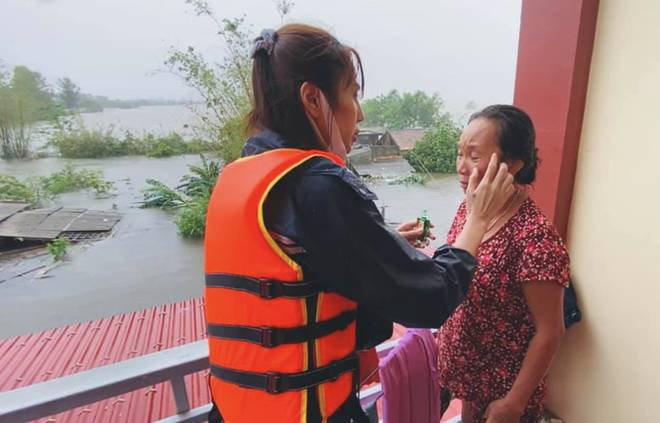 Em ruột Công Vinh nói gì khi Thủy Tiên bất chấp nguy hiểm đi làm từ thiện?-1