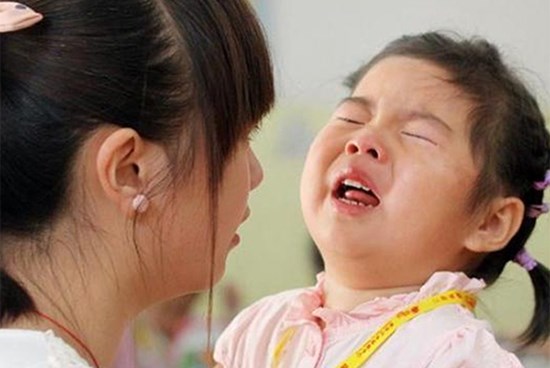 “Mẹ có thể là người đón con đầu tiên không?” - Việc đón con muộn ở trường mẫu giáo khiến đứa trẻ đau lòng đến thế?